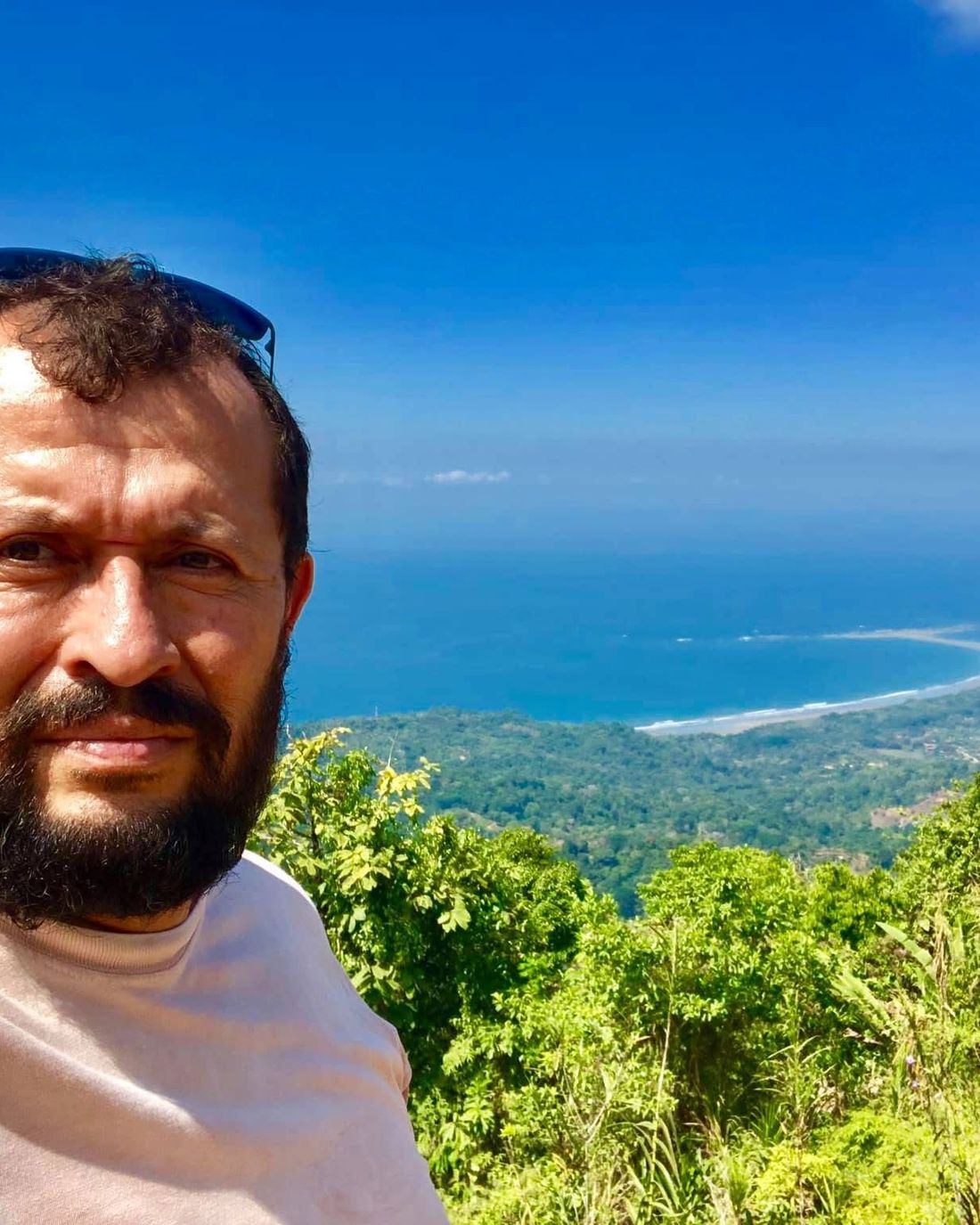 Geinier Alvarado Guzmán en la costa Pacífica de Costa Rica