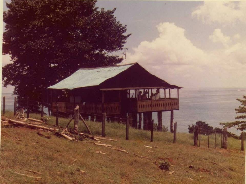 Cabina de La Cusinga Eco Lodge sobre pilotes junto al Pacífico